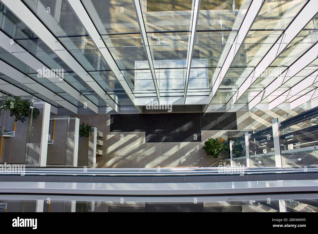 Riesiges Atrium in einem modernen Bürogebäude. Blick von oben Stockfoto