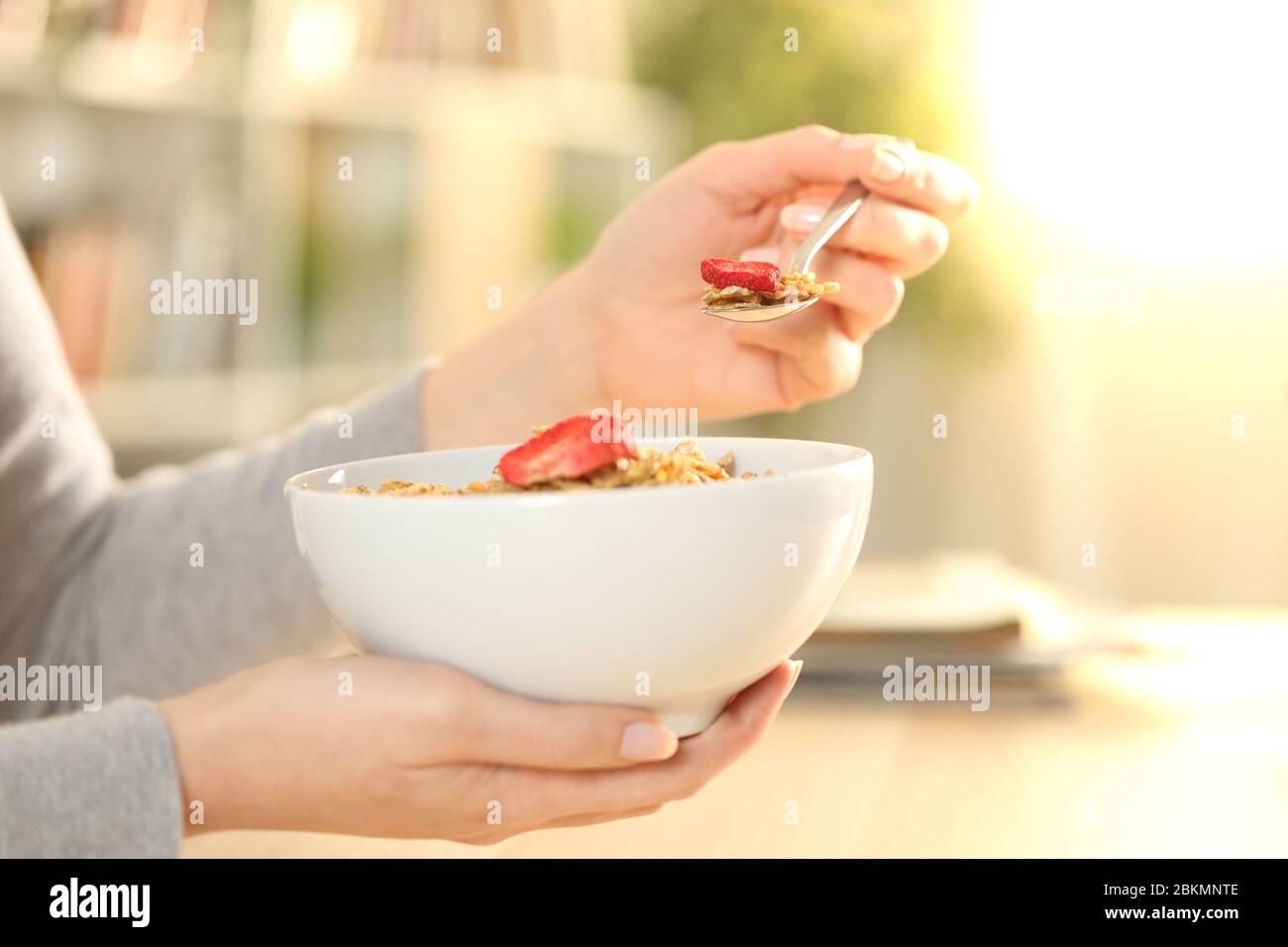 Nahaufnahme der Frau Hände halten Müslischale mit Obst bereit, Frühstück zu Hause zu essen Stockfoto