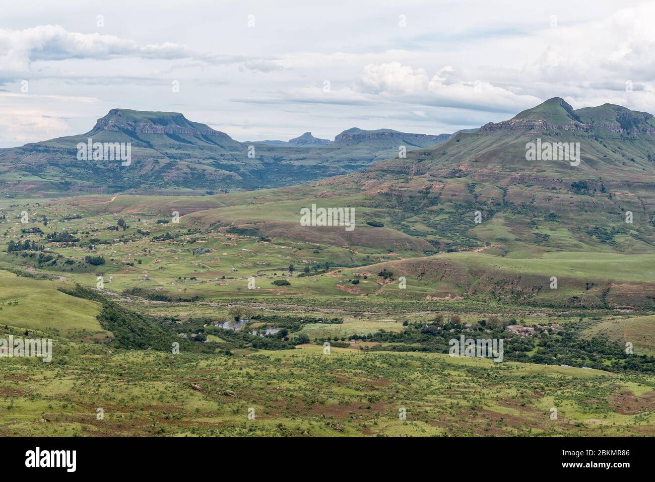 Blick vom Schlammlawinen-Wanderweg. Der Tugela Fluss, Rezeption, Forellenbecken, Ruinen des Hotels und die Bonjaneni Gemeinde sind sichtbar Stockfoto