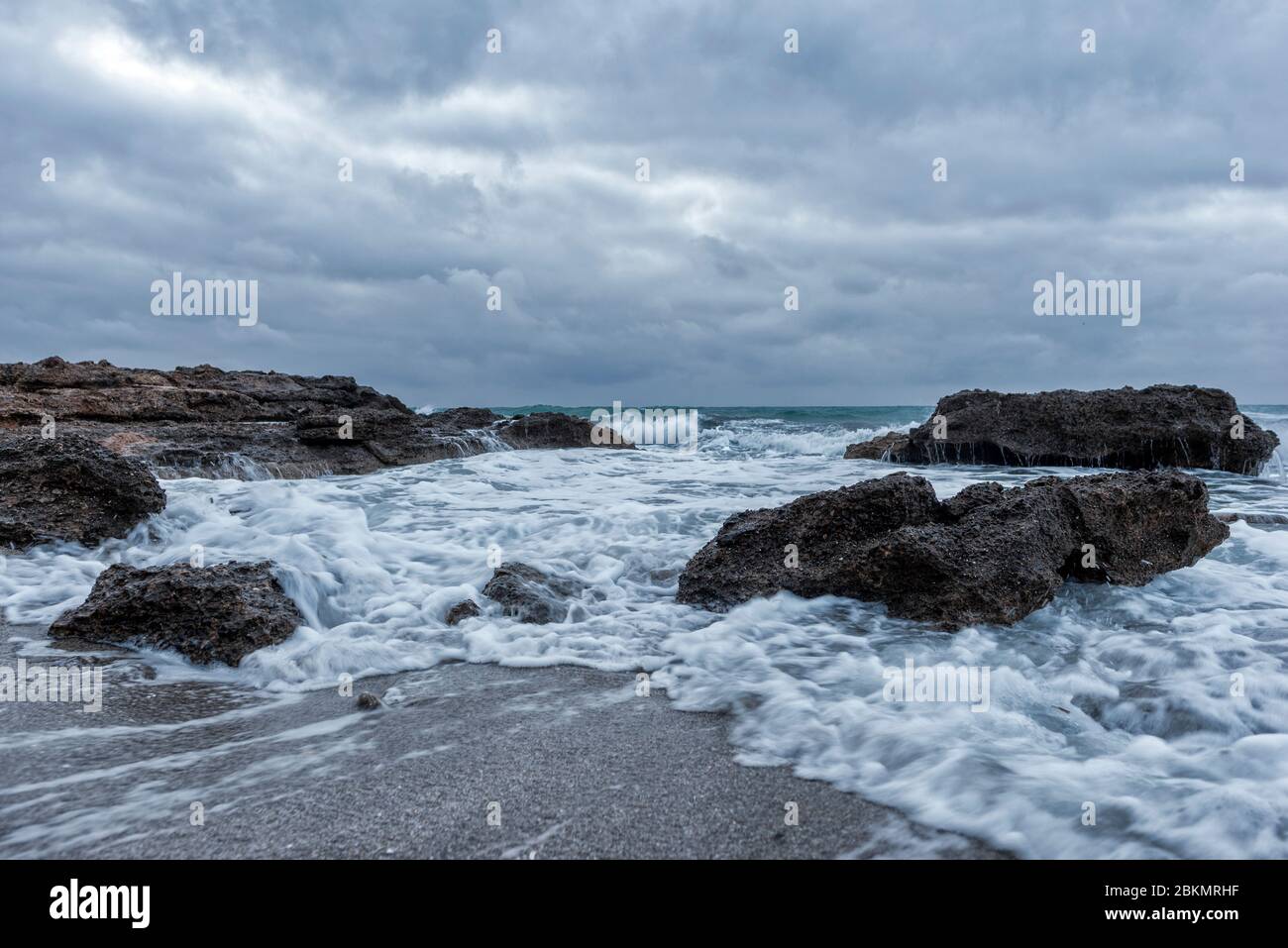 Ein wolkig Sonnenaufgang in der Renega in Oropesa del Mar, Spanien Stockfoto