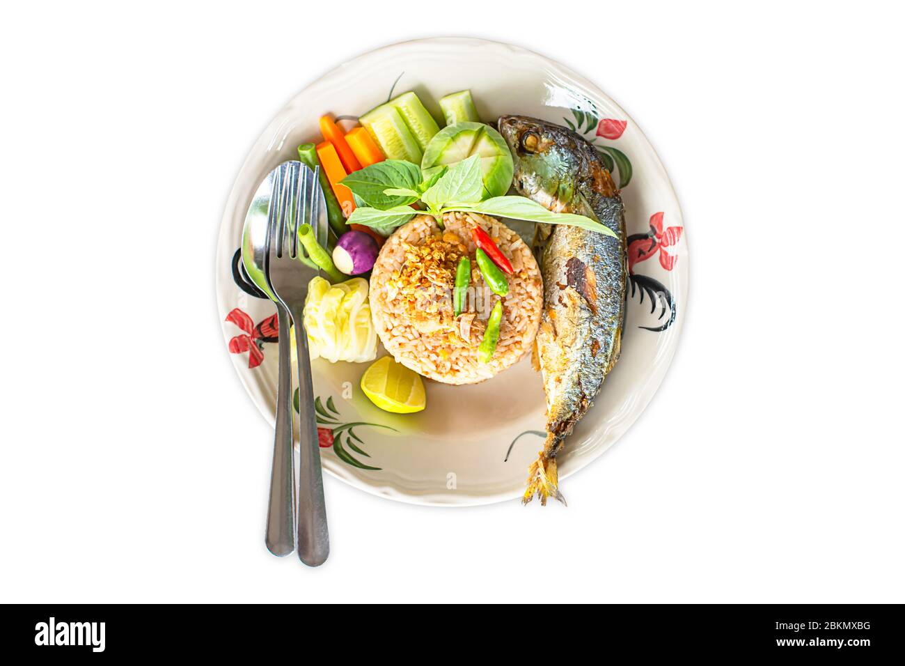 Isolierter gebratener Reis mit Chili würzig mit Fisch und Gemüse auf einem Teller auf weißem Hintergrund mit Schnittpfad. Stockfoto