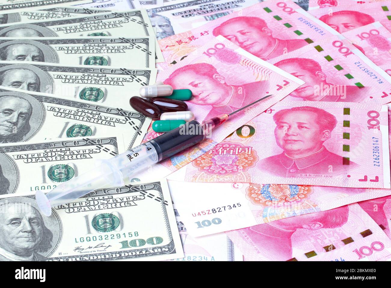 Varites Dollar Geld, die USA Banknote und Yuan Banknote, chinesische Banknote legen doppelte Verbreitung mit bunten Drogen und Blut in Spritze auf Banknoten l Stockfoto