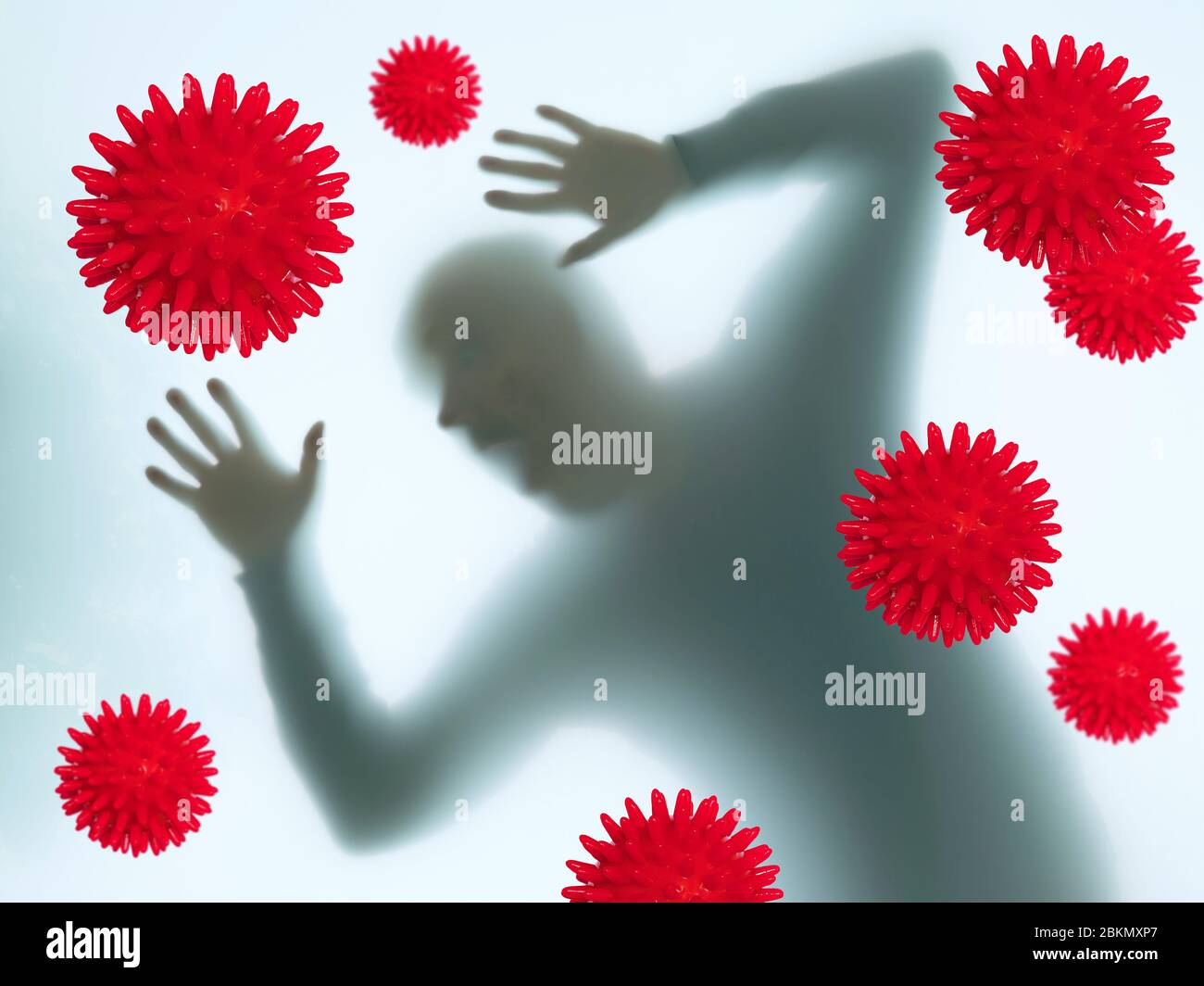 Dramatische verschwommene Silhouette des Menschen mit Coronavirus-Symbolen Stockfoto