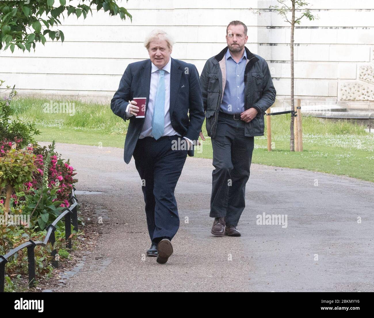 Premierminister Boris Johnson macht einen Morgenspaziergang im St James' Park in London, bevor er in die Downing Street zurückkehrt, während Großbritannien in der siebten Woche der Lockdown eintritt, um die Ausbreitung des Coronavirus zu stoppen. Stockfoto