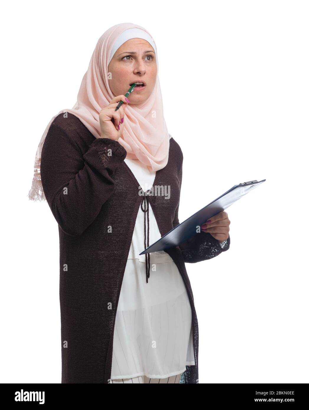 Schöne arabische muslimische Geschäftsfrau schaut in traditioneller islamischer Kleidung auf, isoliert auf weißem Hintergrund Stockfoto