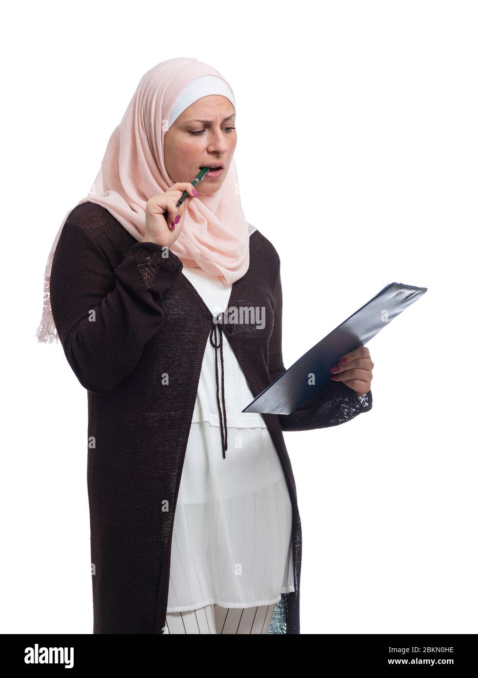 Schöne arabische muslimische Geschäftsfrau auf der Suche nach einer Lösung in traditioneller islamischer Kleidung, isoliert auf weiß gekleidet Stockfoto