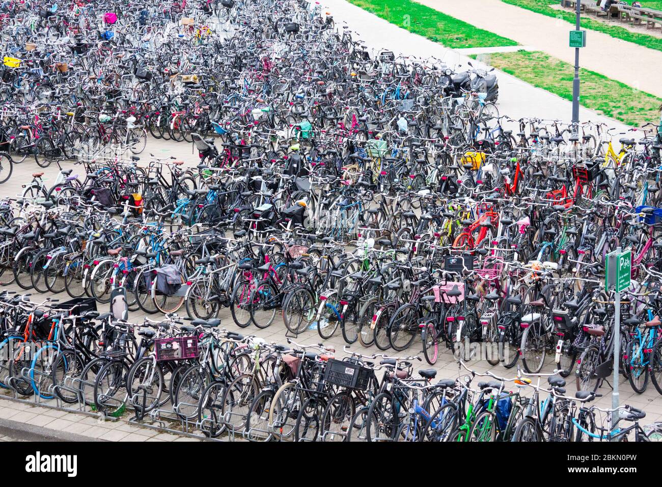Niederlande 20. August 2020. Fahrradparkplatz mit Fahrrädern in der Nähe des Bahnhofs, sonniger Tag, Niederlande Stockfoto