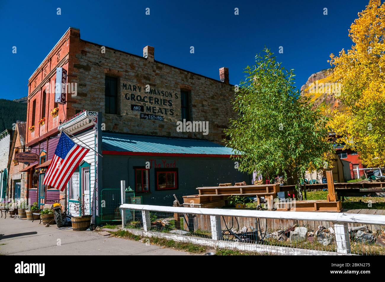 Ziegel und Stein Gebäude, das früher Maria Swanson von Lebensmitteln und Fleisch jetzt Villa Dallavalle ein historischer Inn in Silverton's Blair Street, Colorado, USA. Stockfoto