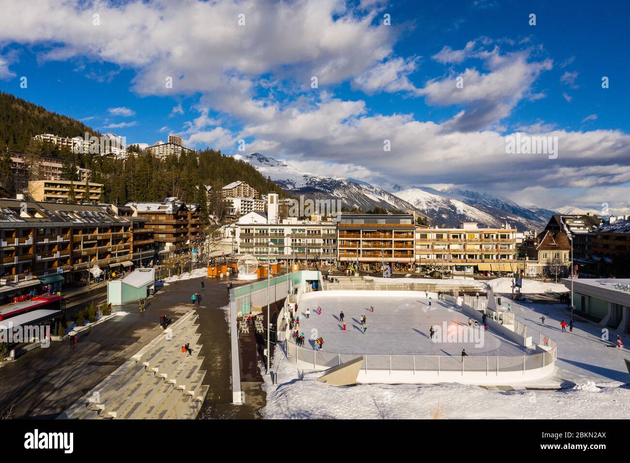Crans-Montana, Schweiz - Februar 12 2020: Im Winter im Wallis im Herzen des Dorfes Crans Montana im Kanton Wallis genießen die Menschen Eislaufen Stockfoto