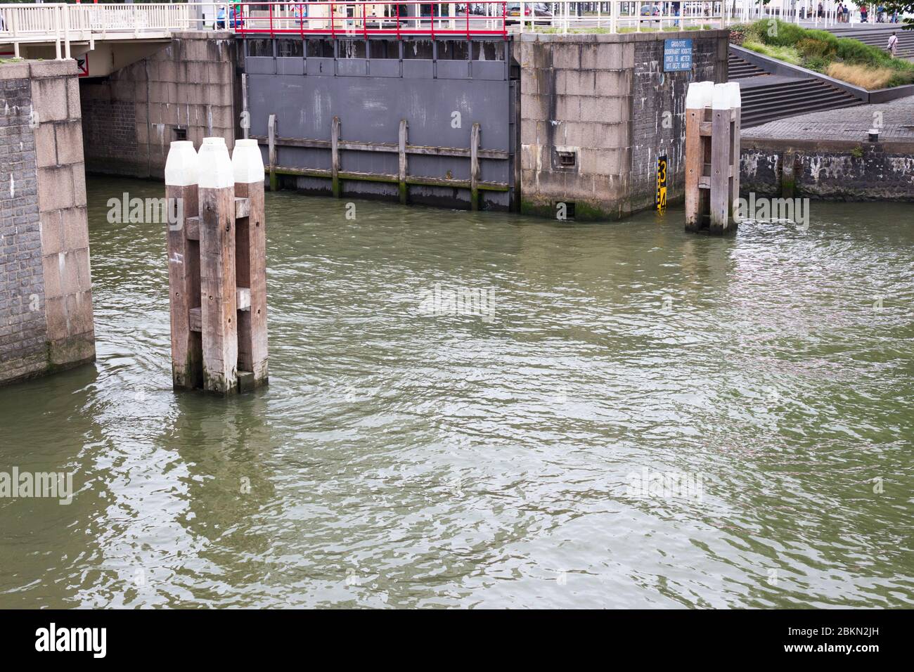 Dämme in den Niederlanden, Europa. Wasserfluss und Wasserfiltrierungs- und Managementsystem. Brücken unter Wasser. Stockfoto