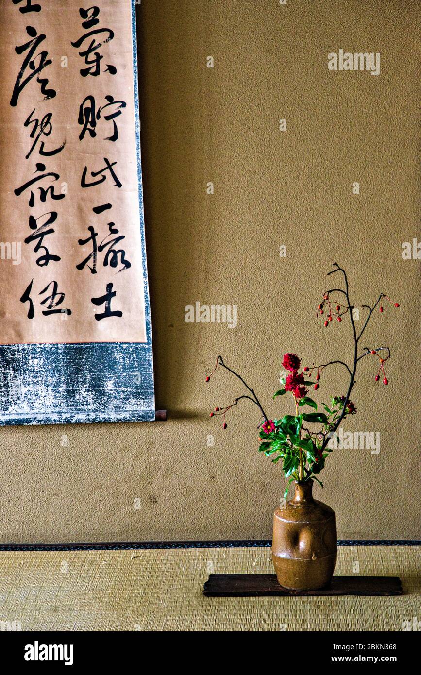 Kalligraphie Schriftrolle und Blume in Nomura Familie Samurai Haus im historischen Viertel von Nagamachi, Kanazawa, Japan. Stockfoto