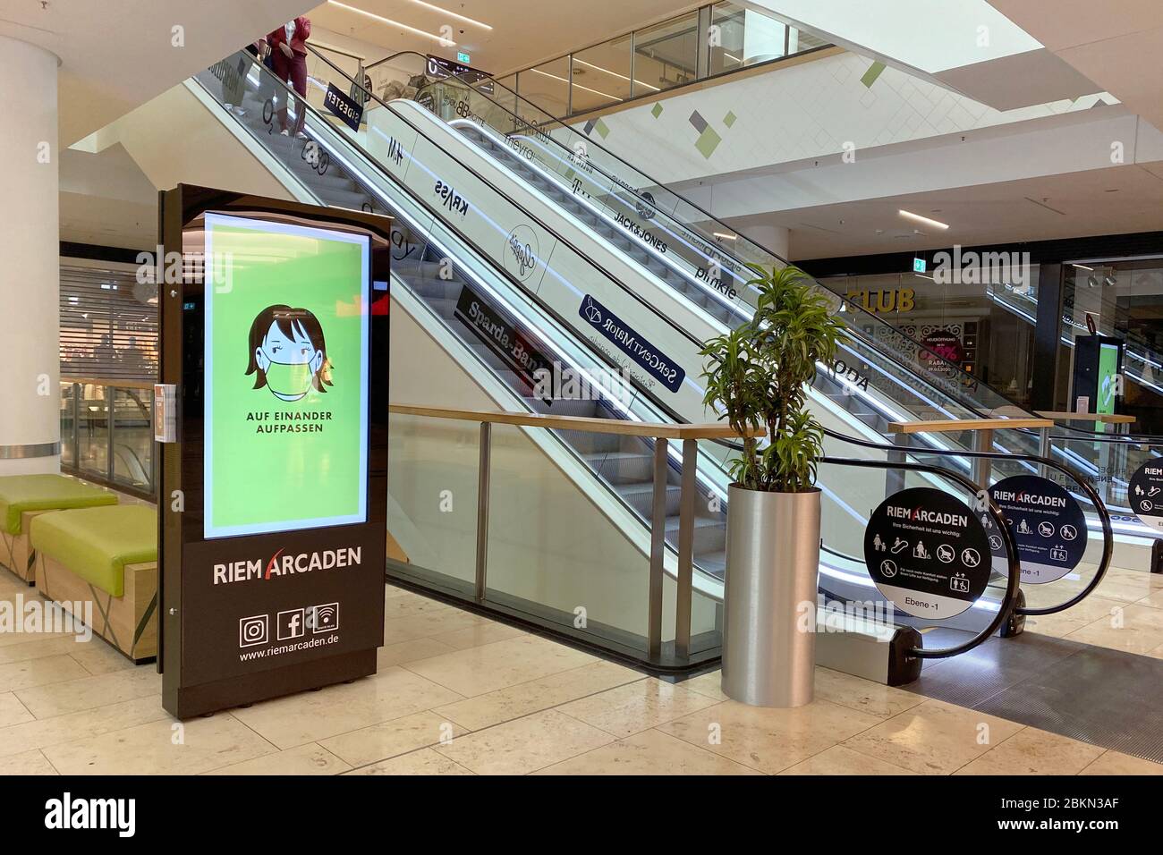 München, Deutschland. Mai 2020. Die Koronarregeln werden auf einem Display  neben Rolltreppen angezeigt - Einhaltung der Entfernung. Leere Gänge und  Rolltreppen-geschlossene Geschäfte, Geschäfte, Geschäfte. Geschlossenes  Einkaufszentrum wegen einer ...