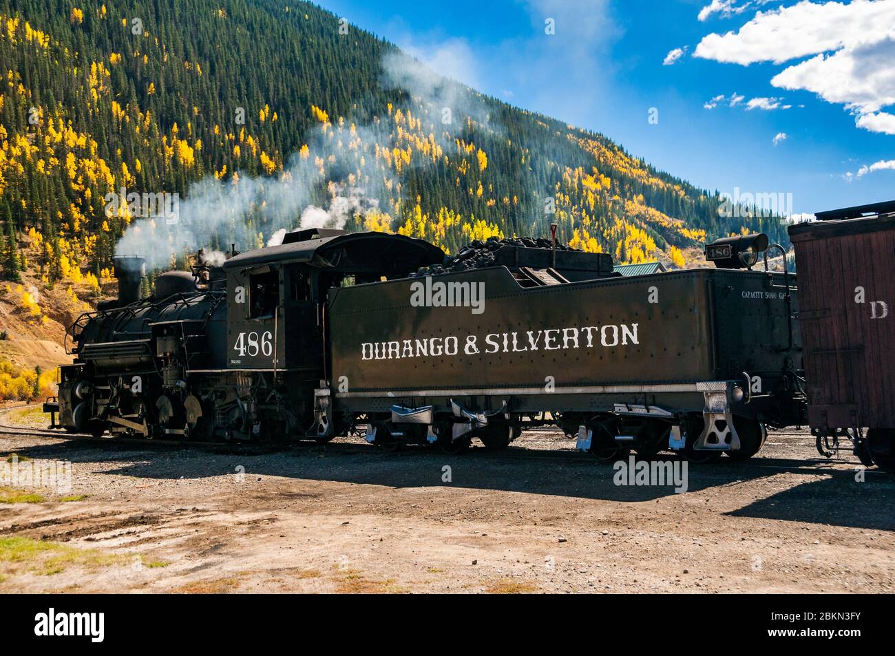 Ein Durango Silverton Zug warten auf der Durango & Silverton Schmalspurbahn, Colorado, USA, abzuweichen. Stockfoto