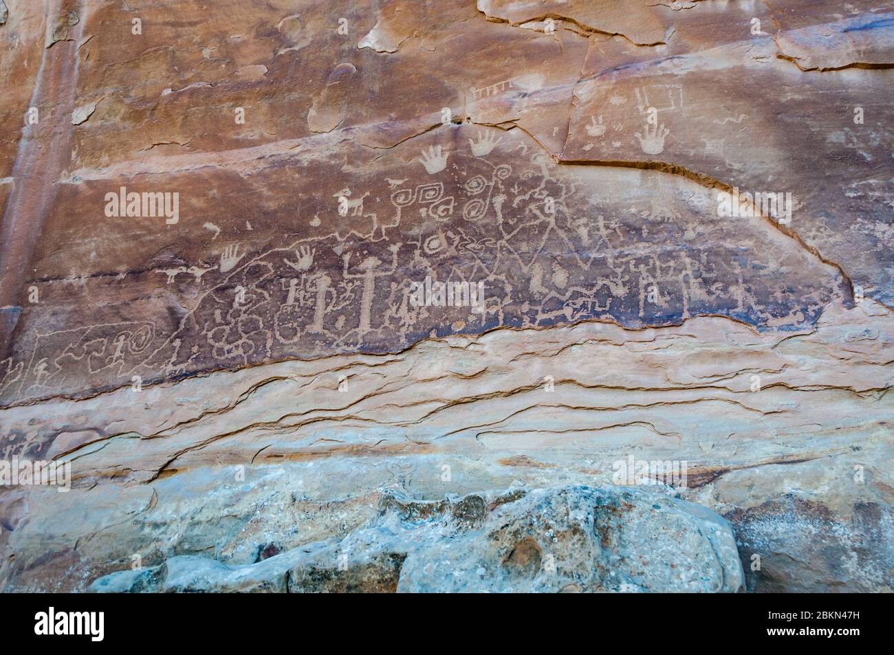 Die Pektroglyphen bei Pictograph Point auf dem Felsvorweg, Mesa Verde National Park. Geschnitzt von den Anasazi Pueblo. Stockfoto