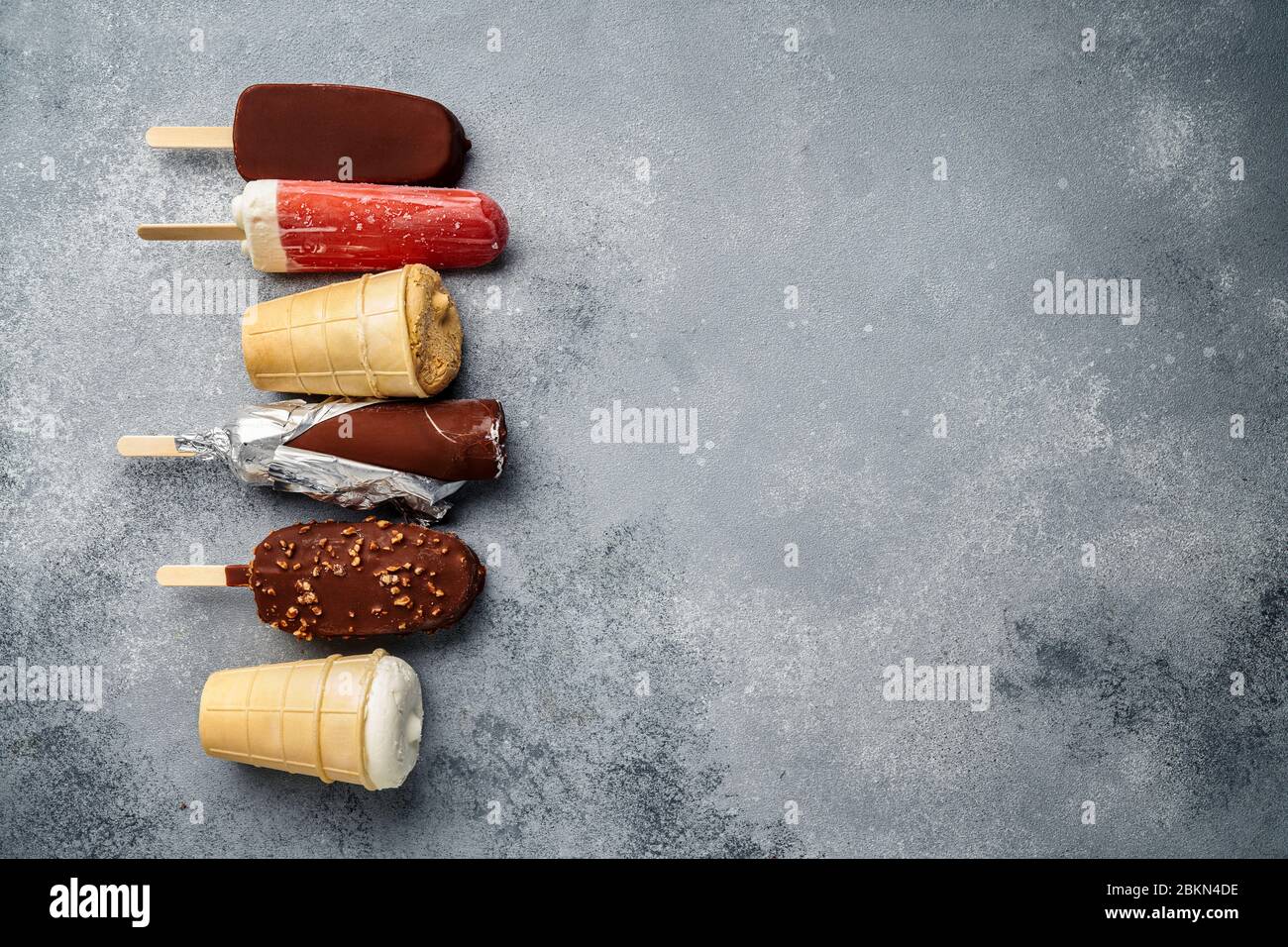 Schokoladeneis Eis Eis Eis und Fruchteis mit Zapfen auf grauem kalten Stein Hintergrund. Platz für Text kopieren. Stockfoto