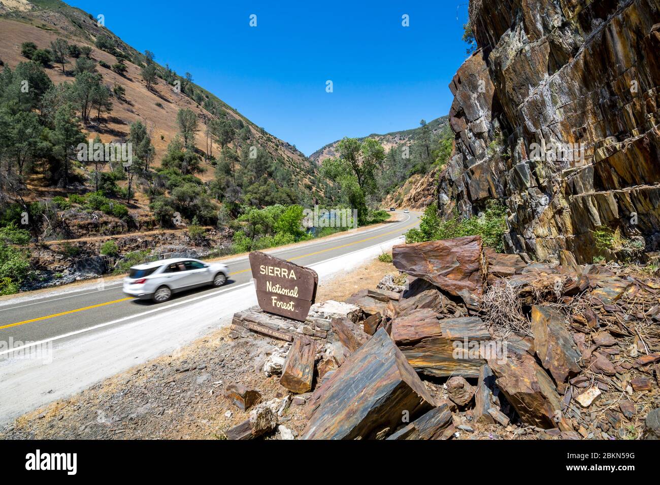 Blick auf Sierra National Forest Schild auf Highway 140, California, Vereinigte Staaten von Amerika, Nordamerika Stockfoto