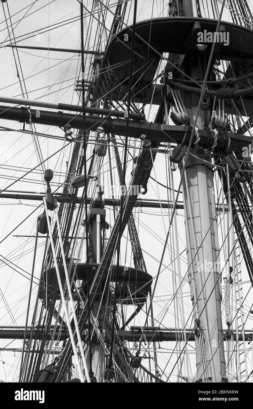 H.M.S. Victory, Nelson's Flaggschiff bei der Schlacht von Trafalgar in No. 2 Dry Dock, Portsmouth Naval Base, Hampshire, England: Nahaufnahme der Kampfspitzen, zeigt Masten und Takelage vor der Beseitigung der Topmasten für die Restaurierung im Jahr 2011. Schwarzweiß-Filmfoto Stockfoto