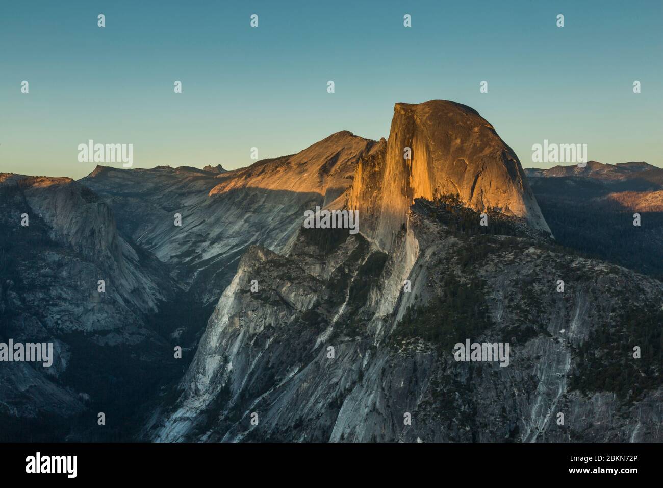 Blick auf Half Dome und Yosemite Valley vom Glacier Point, Yosemite Nationalpark, UNESCO Weltkulturerbe, Kalifornien, USA, Nordamerika Stockfoto