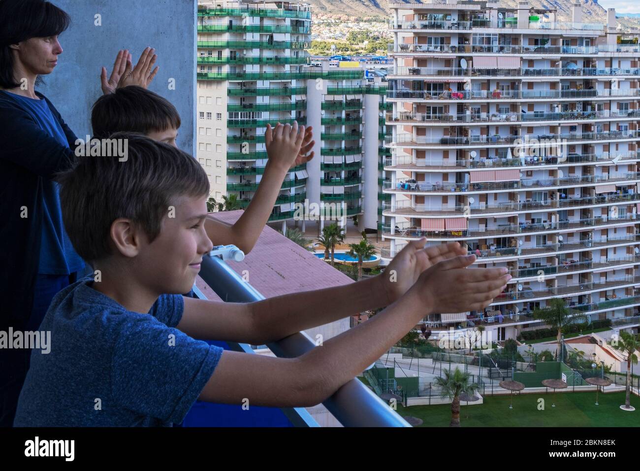 Familie applaudiert vom Balkon aus, um medizinisches Personal, Gesundheitshelfer, Ärzte, Krankenschwestern während der Coronavirus-Pandemie in Spanien zu unterstützen Stockfoto