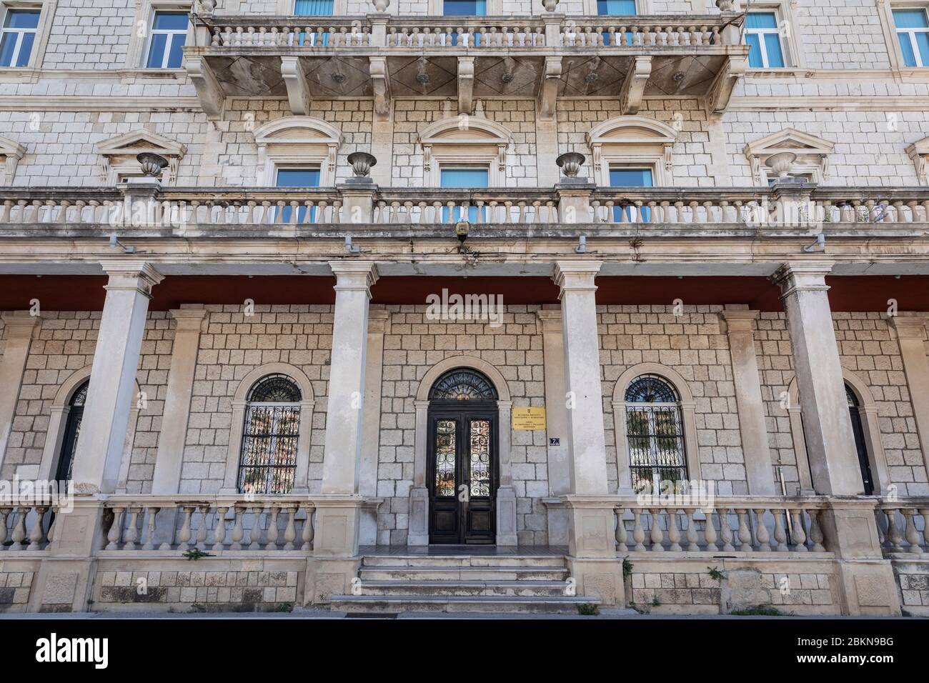 Dubrovnik, Kroatien, 21. September 2019. Die Wirtschaft Universitätsschule in Gruz, Dubrovnik, Dalmatien, Europa. Moderne Bildungseinrichtung. Vordere Fak Stockfoto