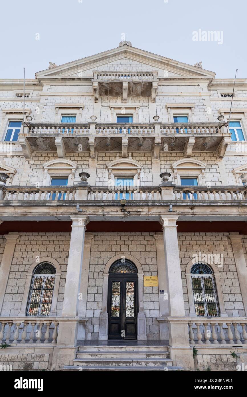Dubrovnik, Kroatien, 21. September 2019. Die Wirtschaft Universitätsschule in Gruz, Dubrovnik, Dalmatien, Europa. Moderne Bildungseinrichtung. Vordere Fak Stockfoto