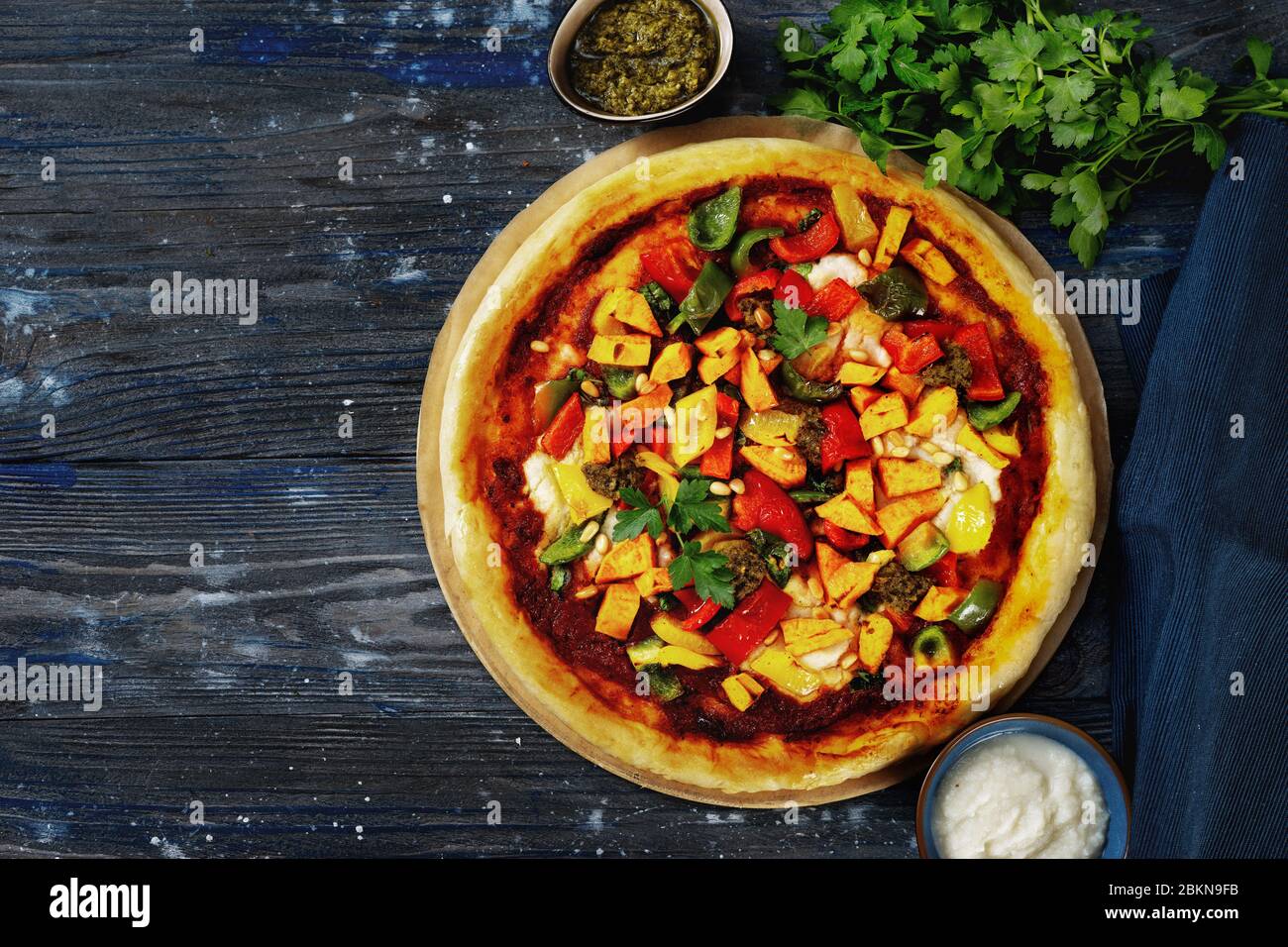 Nahaufnahme von Gemüsepizza auf blauem Hintergrund. Vegane Speisen Stockfoto