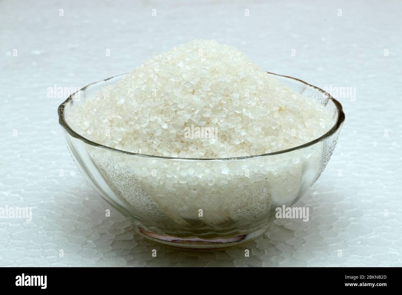 Kristallzucker in einer Glasschüssel Stockfoto