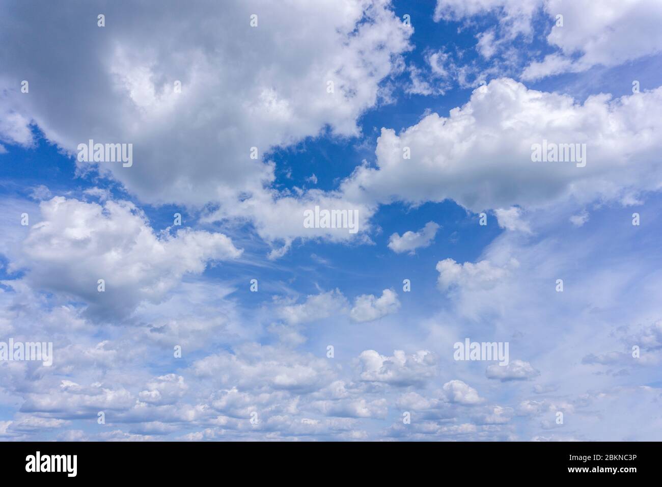 blauer Himmel ist von weißen Wolken bedeckt. Stockfoto