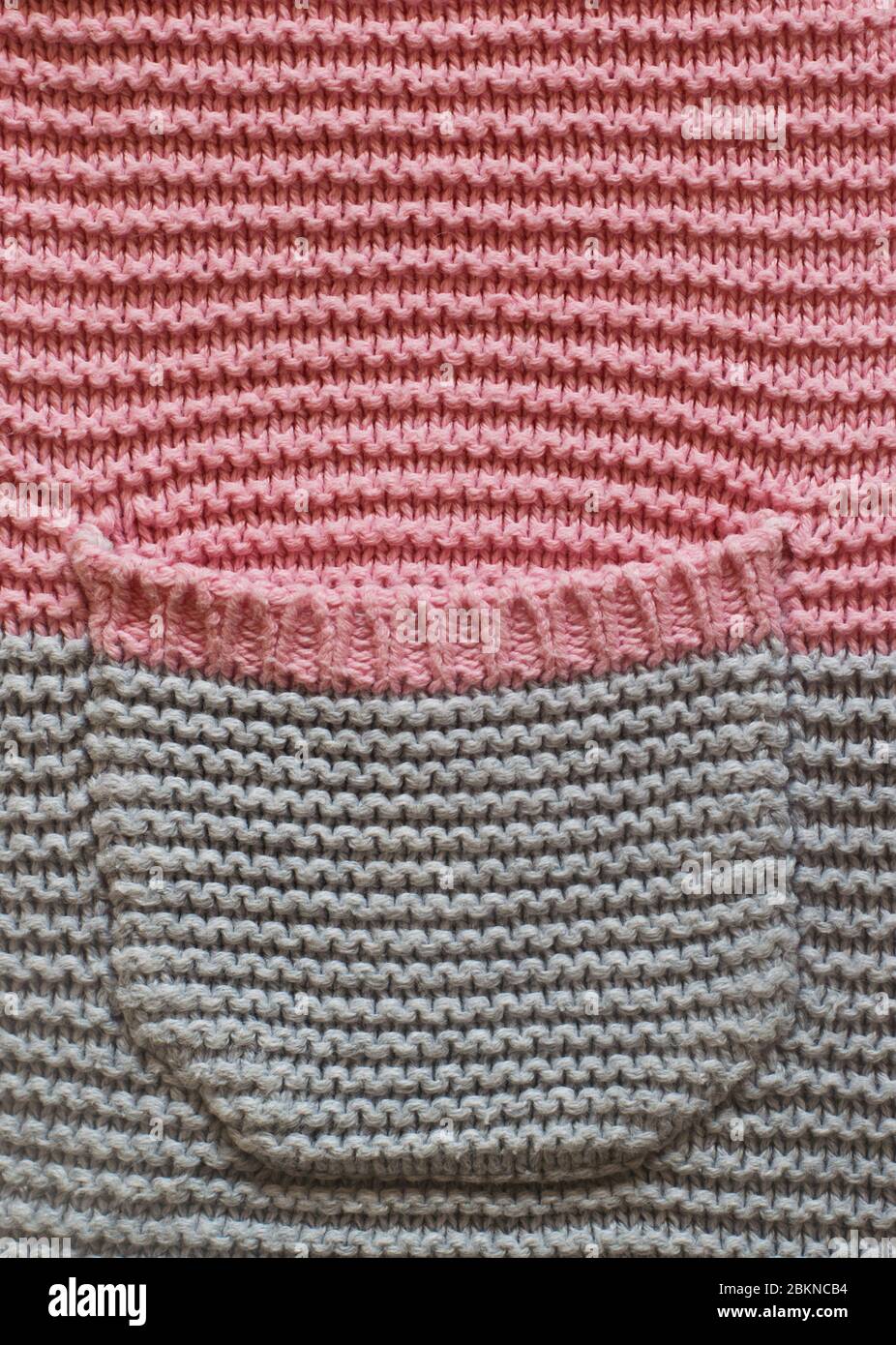 Tasche auf gestrickter, strukturierter Oberfläche Stockfoto