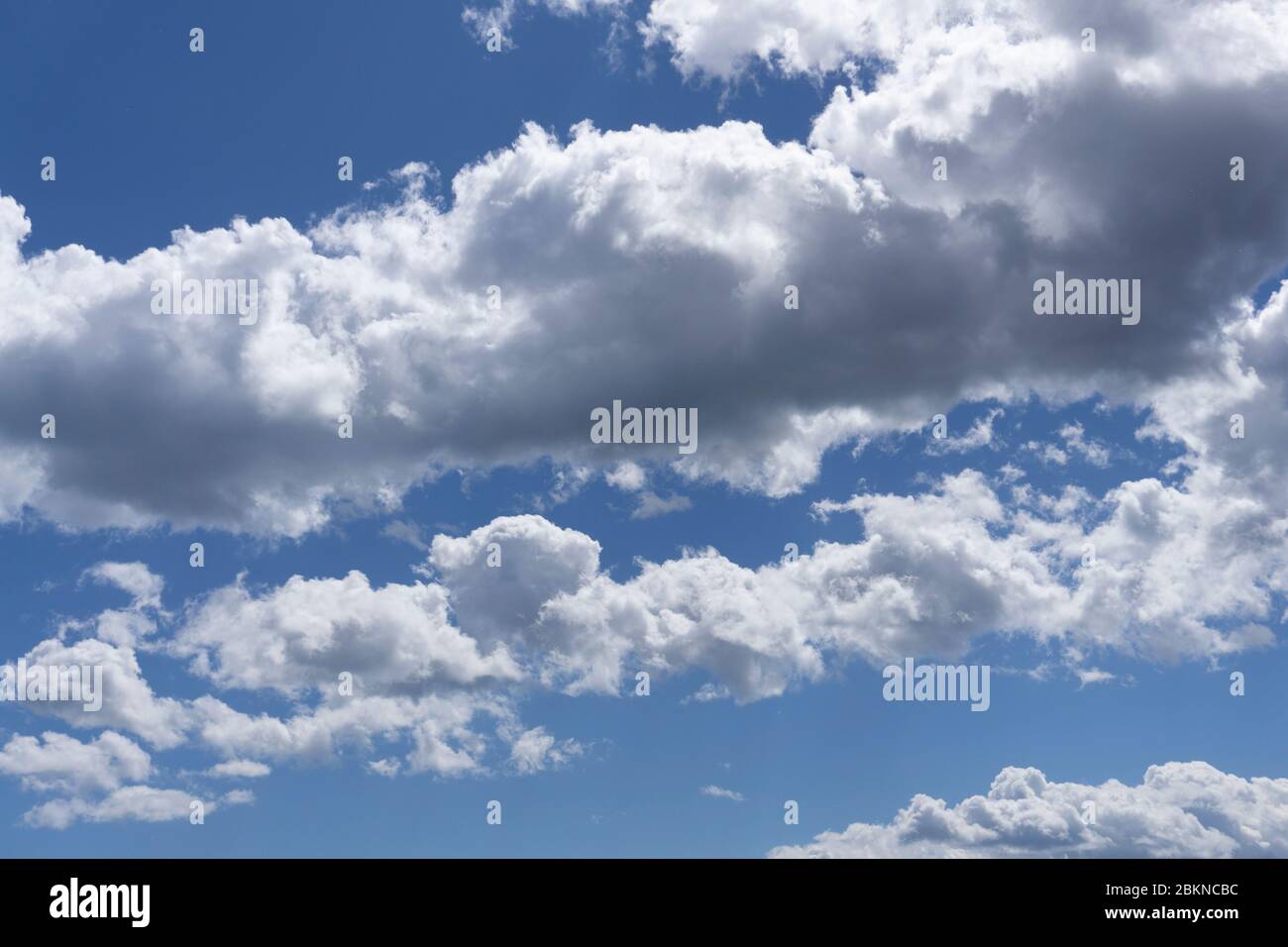 Sonnenuntergang Sonnenaufgang mit Wolken, Lichtstrahlen und andere atmosphärische Wirkung . Stockfoto
