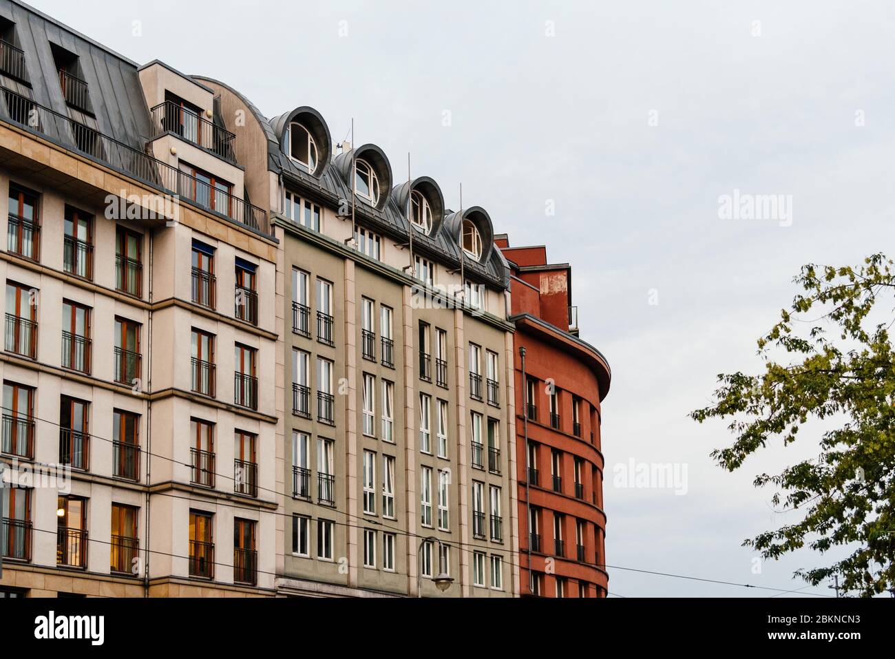 Niedrige Winkelansicht von alten Wohngebäuden in Berlin Mitte, Deutschland. Stockfoto