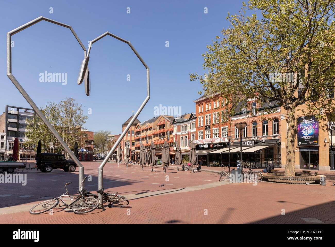 Eindhoven, Niederlande, 21. April 2020. Blick auf den leeren Marktplatz mit geschlossenen Cafés im Zentrum von Eindhoven mit herzförmigen Laternen Stockfoto