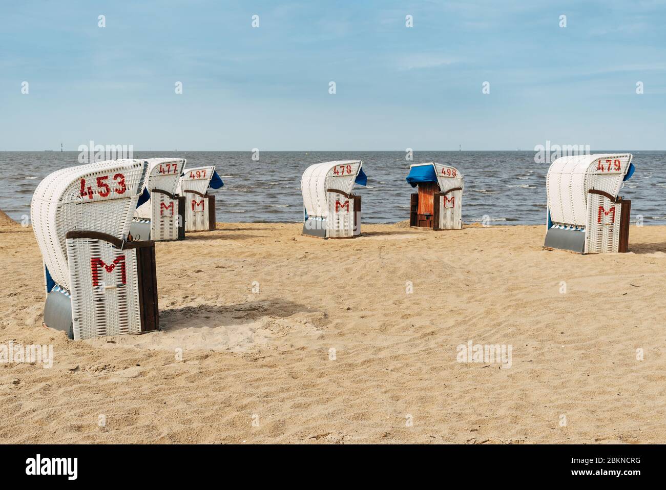 Sandstrand und typische Kapuzenliegen in Cuxhaven an der Nordseeküste ein bewölktes Sommerfest. Deutschland Stockfoto