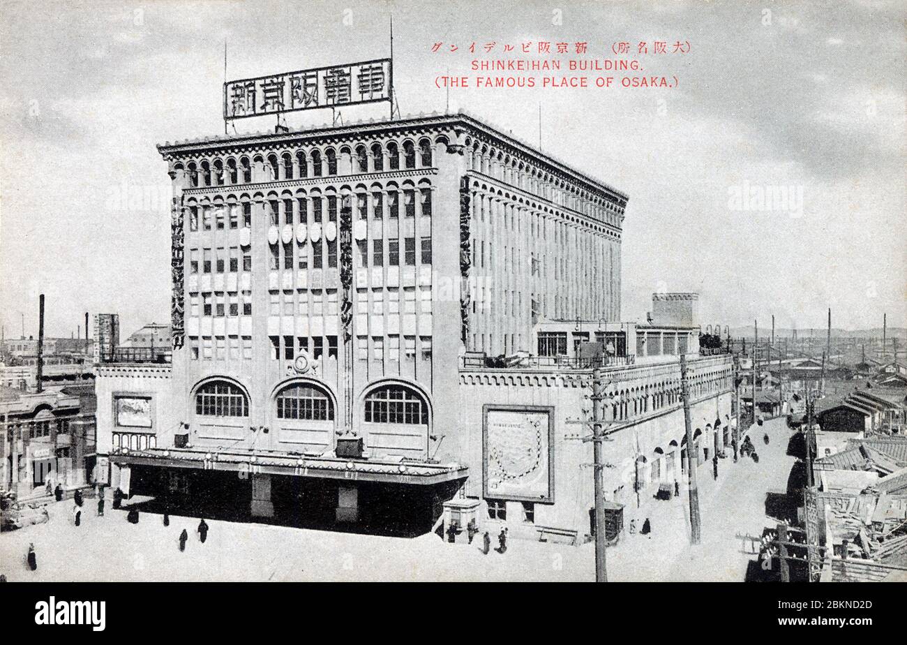 [ 1920er Jahre Japan - Japanischer Bahnhof, Osaka ] - Shin-Keihan Tenjinbashi Bahnhof in Osaka. Das 7-stöckige Gebäude wurde am 15. Oktober 1925 (Taisho 14) eröffnet und bot viele Geschäfte und Restaurants, was es zu einem beliebten Reiseziel machte. Die Firma wurde 新京阪鉄道 als Shin-Keihan Tetsudo (1922) gegründet (Taisho 11). 1930 (Showa 5) fusionierte sie in die Keihan Electrical Railway (京阪電気鉄道株式会社), die dieses Bild ordentlich in die 1920er Jahre datiert. Vintage-Postkarte des 20. Jahrhunderts. Stockfoto