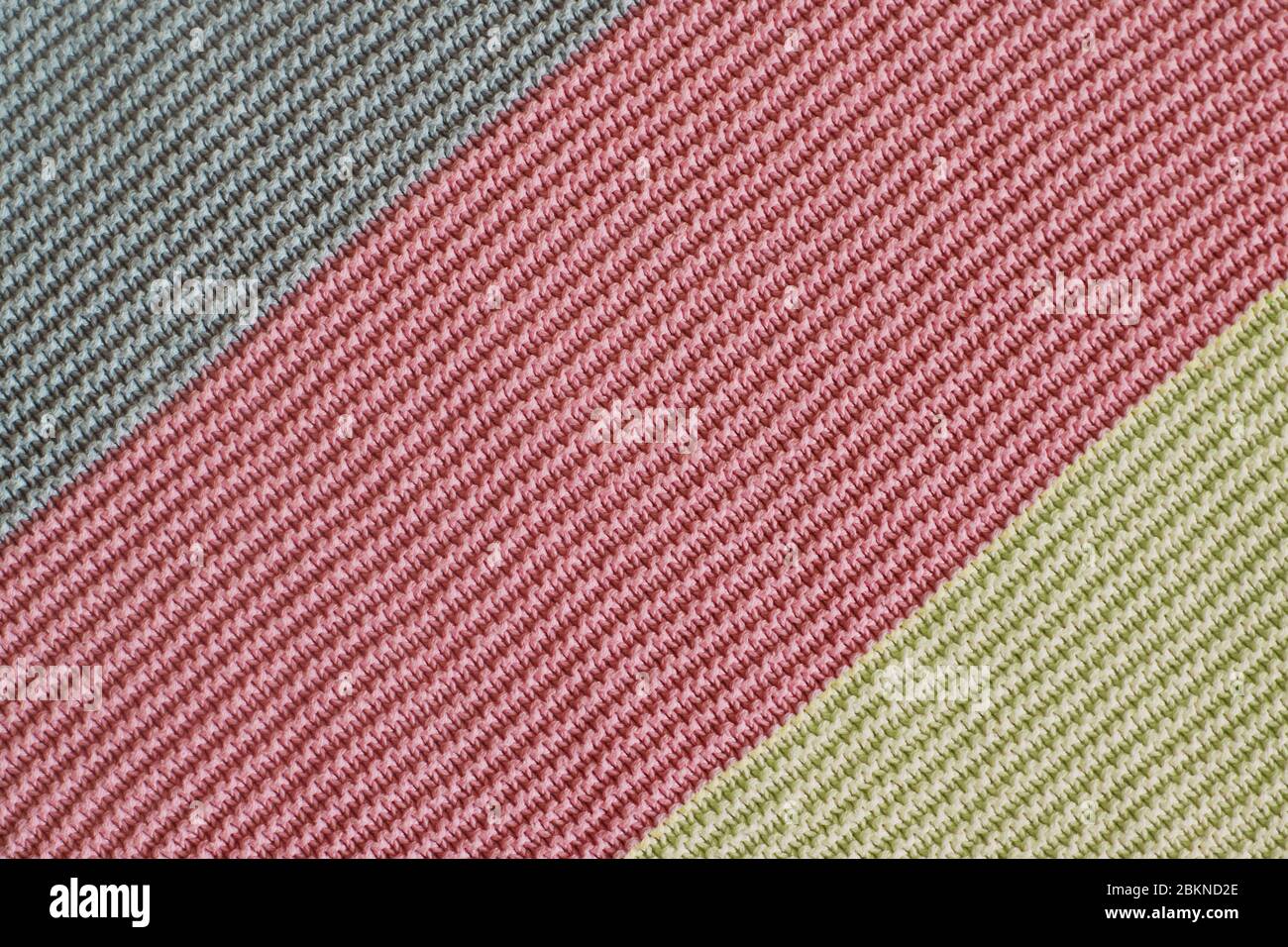 Gestrickte Strukturoberfläche mit farbigen Streifen diagonal Stockfoto