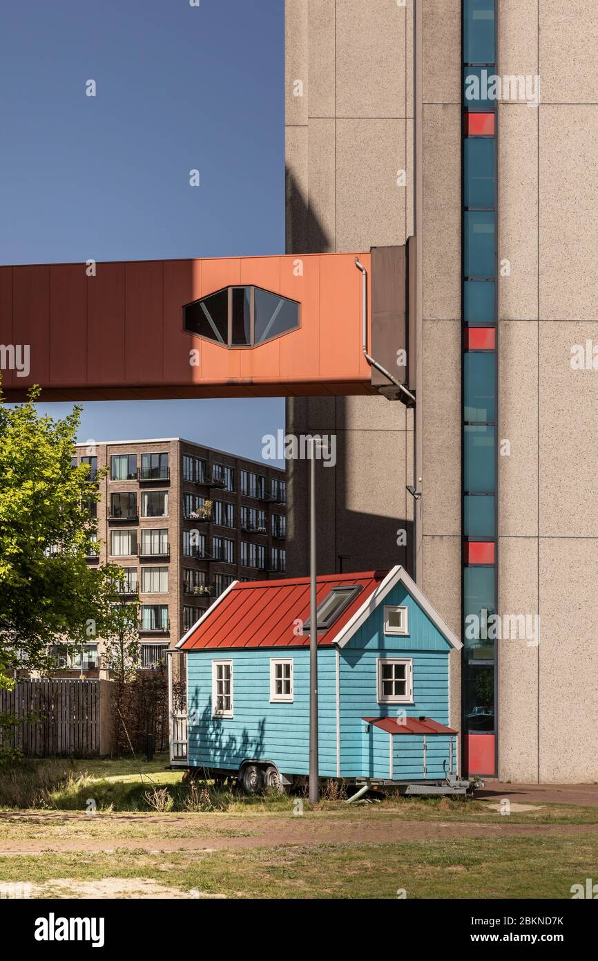 Eindhoven, Niederlande, 21. April 2020. Ein blaues Holzhäuschen auf Rädern auf Strijp S in einem industriellen Umfeld. Ein kleines charmantes Wohnviertel Stockfoto