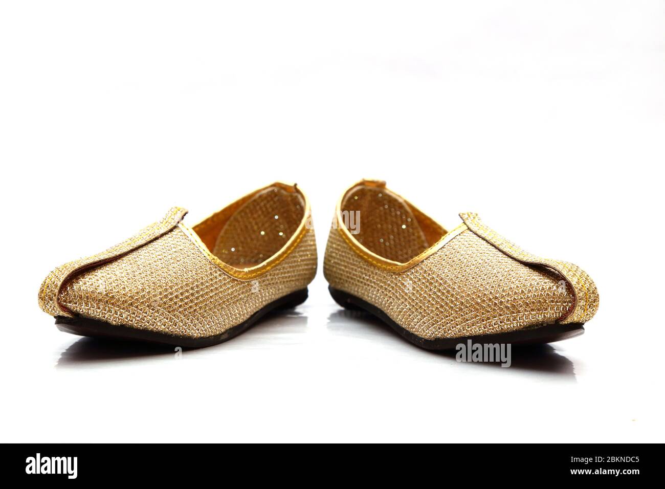 Traditionelle Schuhe oder Jutis für den indischen Bräutigam Stockfotografie  - Alamy