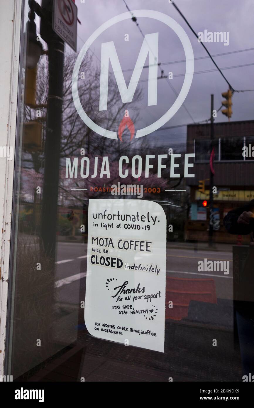 Vancouver, BC, Kanada. 29. März 2020: Moja Coffee Shop mit Schild, das besagt, dass sie wegen der Covid 19 Pandemie geschlossen sind. Stockfoto