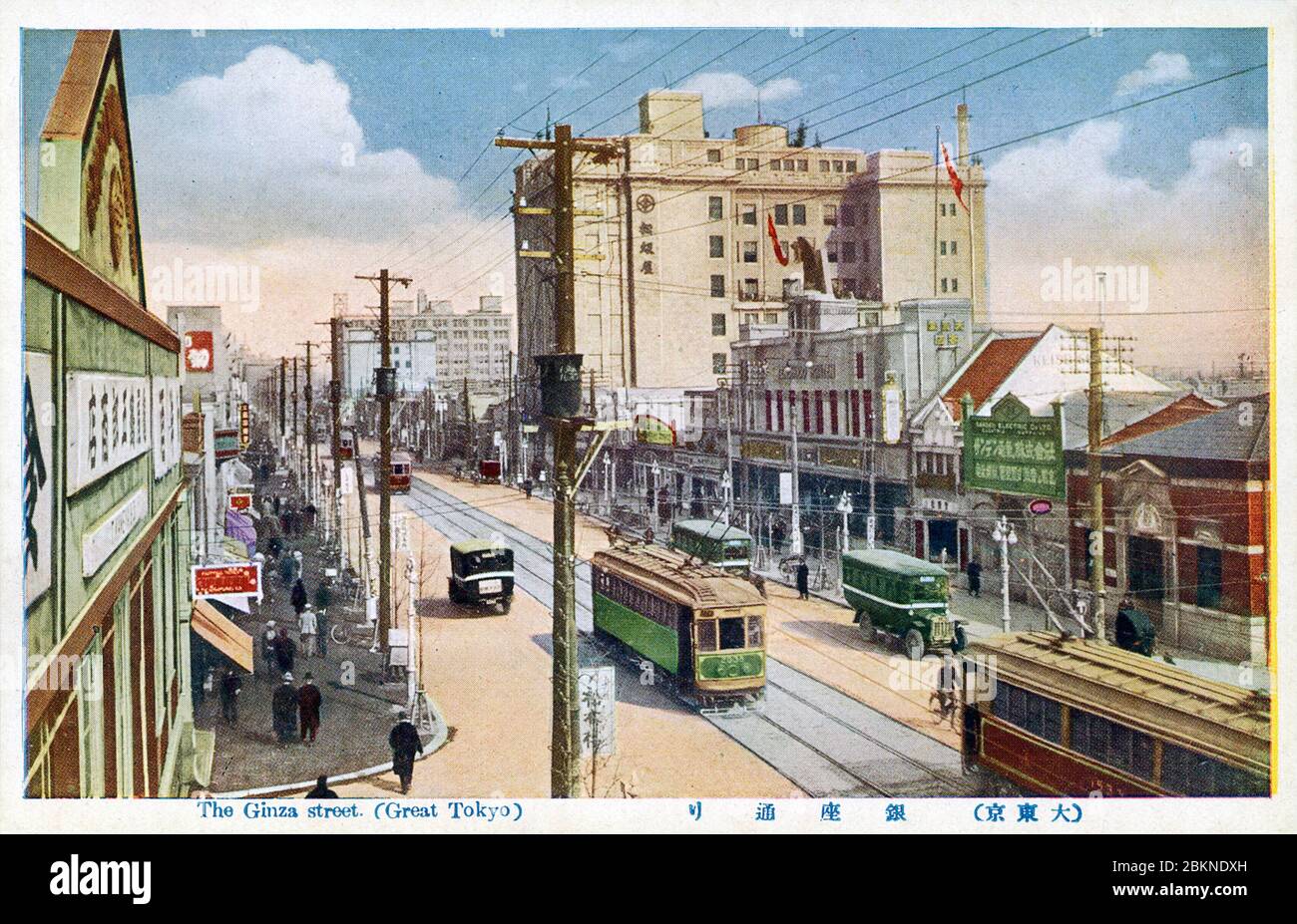 [ 1920er Jahre Japan - Ginza, Tokyo ] - Elektrifizierte Straßenbahnen, Busse und ein Taxi auf Ginza, Tokyo. Vintage-Postkarte des 20. Jahrhunderts. Stockfoto