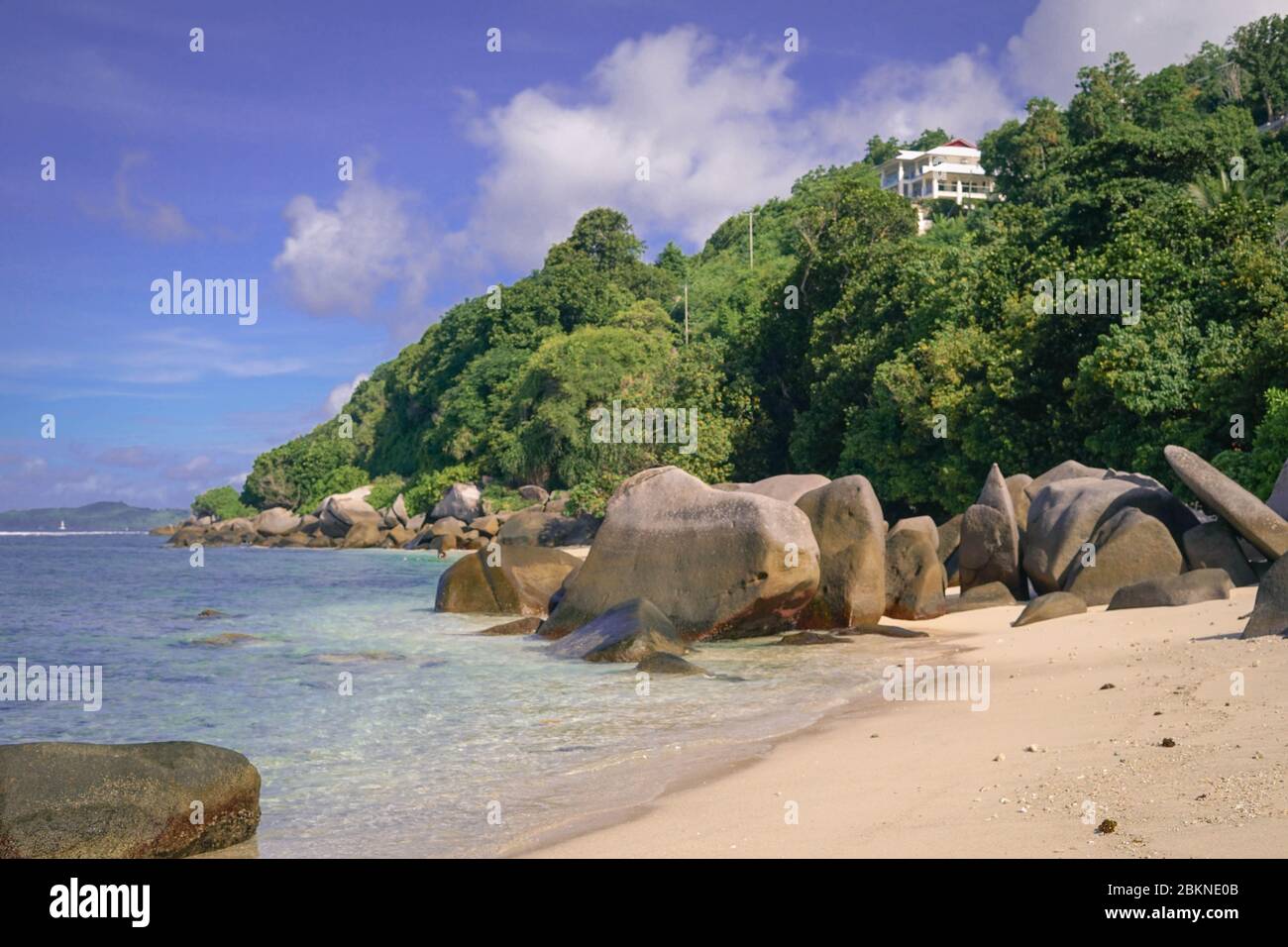 Strandlandschaft Foto aufgenommen an einem der Seychellen Paradies Granit Felsstrände auf Mahe Island Stockfoto