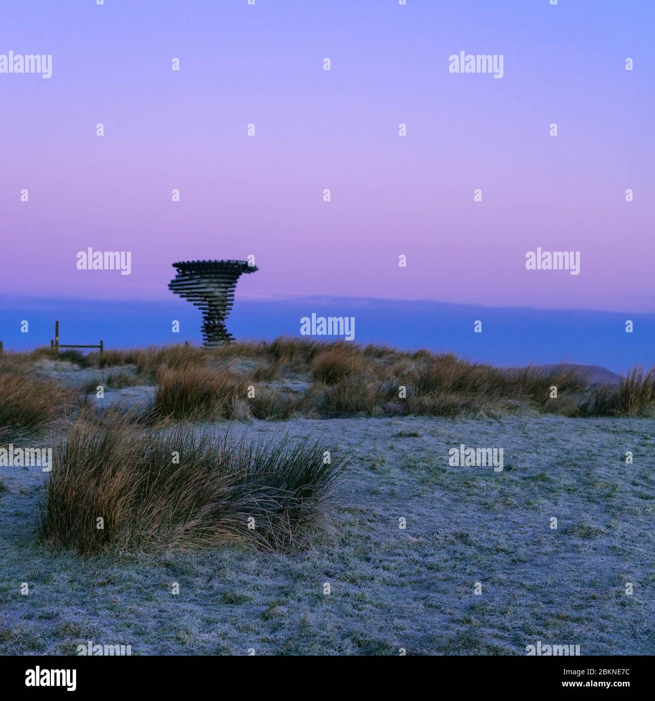 Sonnenaufgang am Singing Ringing Tree in Burnley, Lancashire. Dies wurde an einem sehr kalten frostigen Wintermorgen genommen. Stockfoto