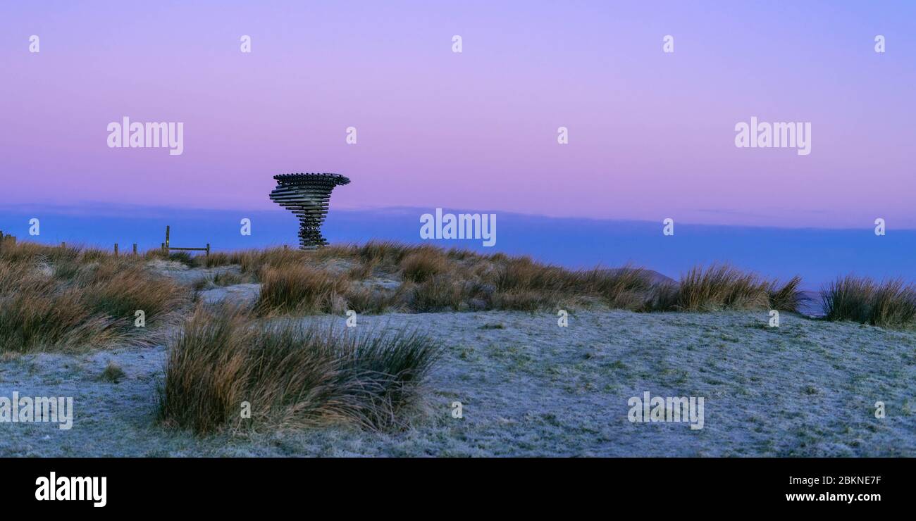 Sonnenaufgang am Singing Ringing Tree in Burnley, Lancashire. Dies wurde an einem sehr kalten frostigen Wintermorgen genommen. Stockfoto