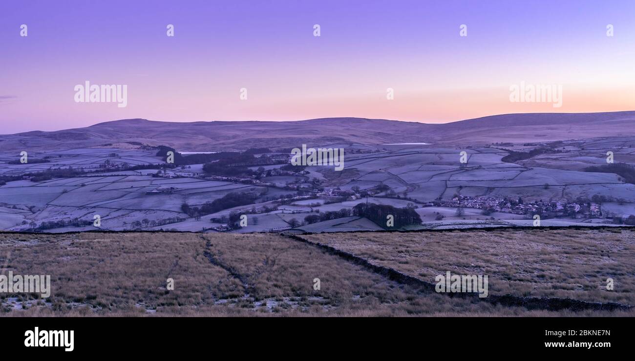 Sonnenaufgang am Singing Ringing Tree in Burnley, Lancashire. Dies wurde an einem sehr kalten frostigen Wintermorgen genommen. Britische Hügellandschaft. Stockfoto