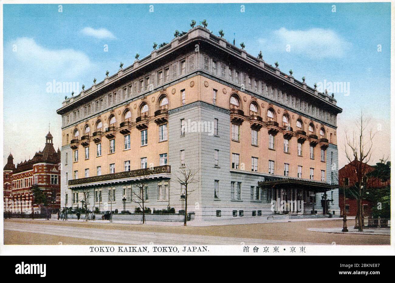 [ Japan der 1920er Jahre - Tokyo Kaikan ] - Tokyo Kaikan (東京會館) in Tokio. Die Firma wurde 1920 gegründet (Taisho 9); das Gebäude auf diesem Bild wurde von Junkichi Watanabe (田辺淳吉, 1879-1926) entworfen und 1922 fertiggestellt (Taisho 11). Vintage-Postkarte des 20. Jahrhunderts. Stockfoto