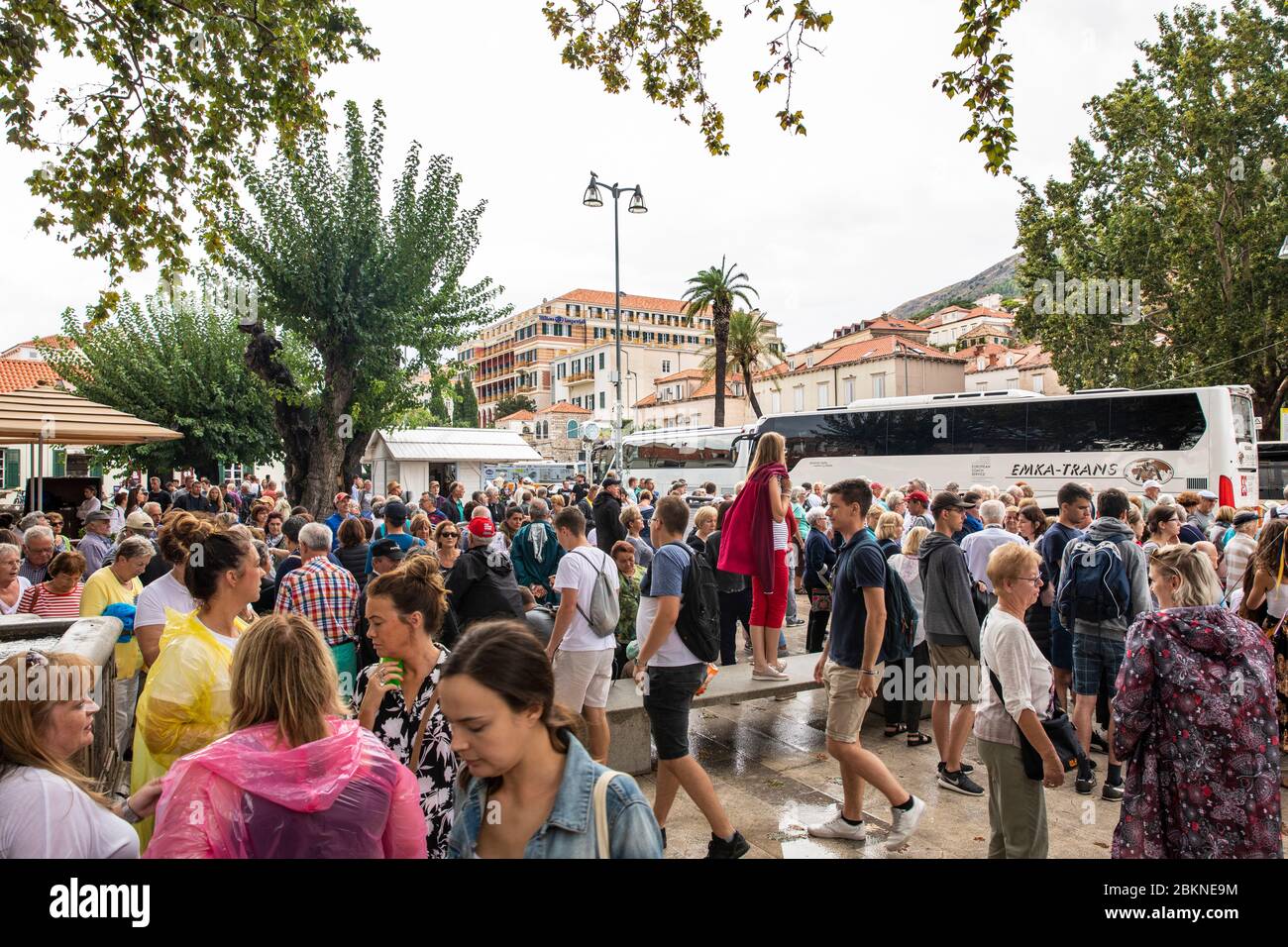 Dubrovnik, Kroatien, 19. September 2019. Viele Ausflugsbusse, die Touristen in Pile in der Nähe der berühmten Altstadt Dalmatiens absetzen. Massentourismus, peo Stockfoto