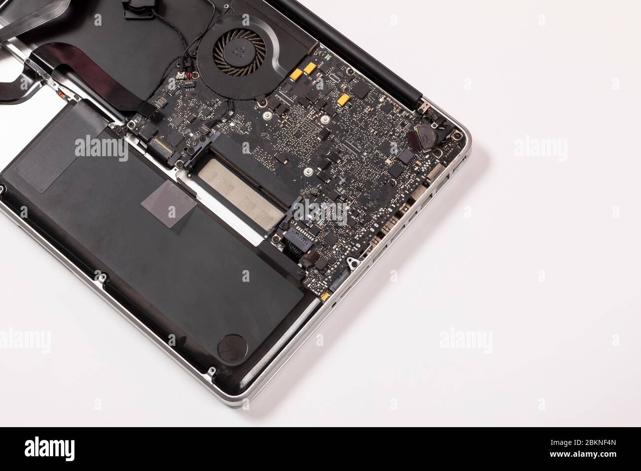 Laptop-topview abschrauben. Computer-Reparatur oder die Rohstoffe, Urban Mining. Recycling, Wiederverwendung, Kreislaufwirtschaft Stockfoto