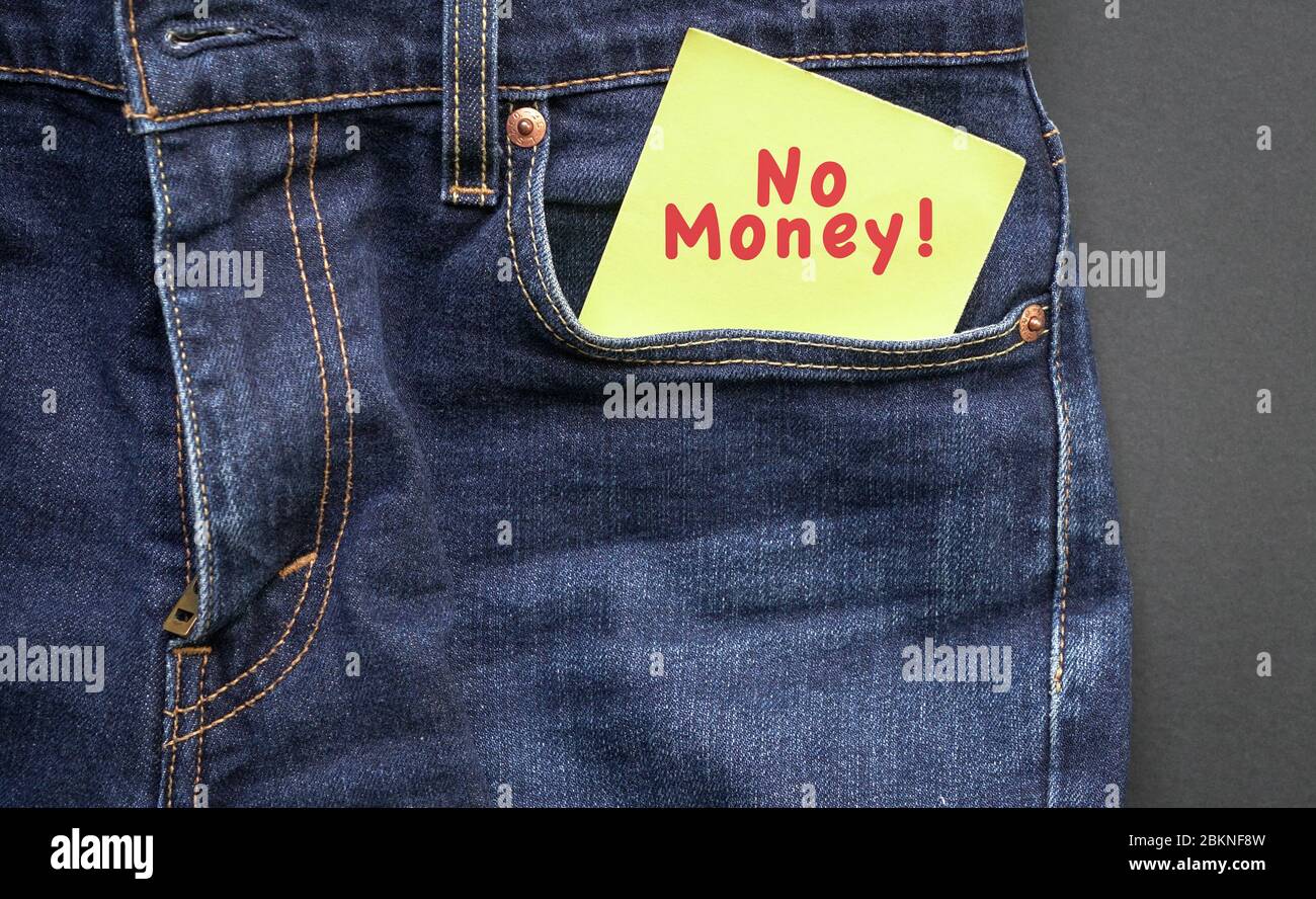 Kein Geld, rote Worte auf gelbem Papier, das aus der Jeans-Tasche ragt. Konzept der Finanzkrise. Stockfoto