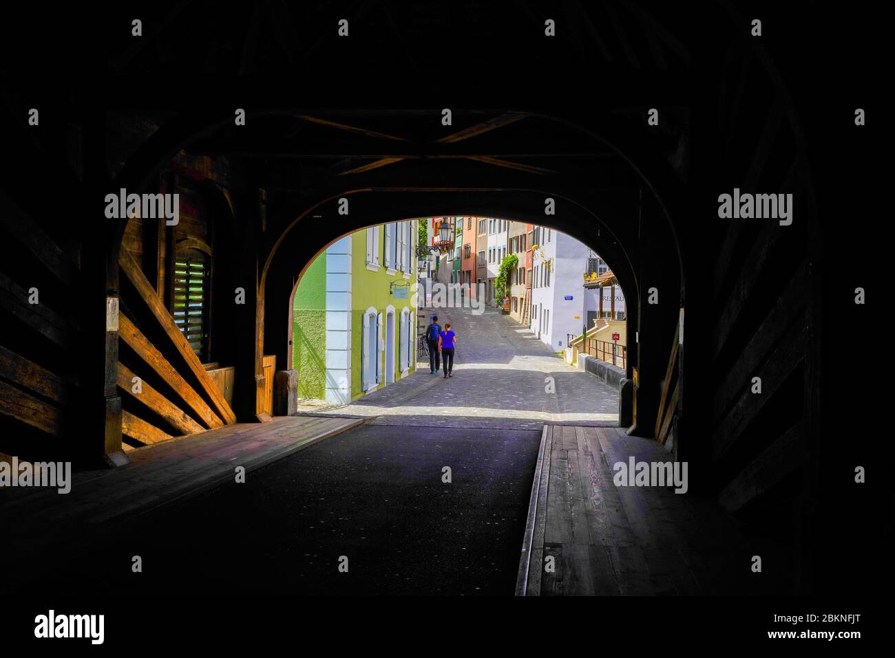 Bunte untere Halde Straße von der überdachten Holzbrücke über den Limmat Fluss in Baden gesehen. Kanton Aargau, Schweiz. Stockfoto
