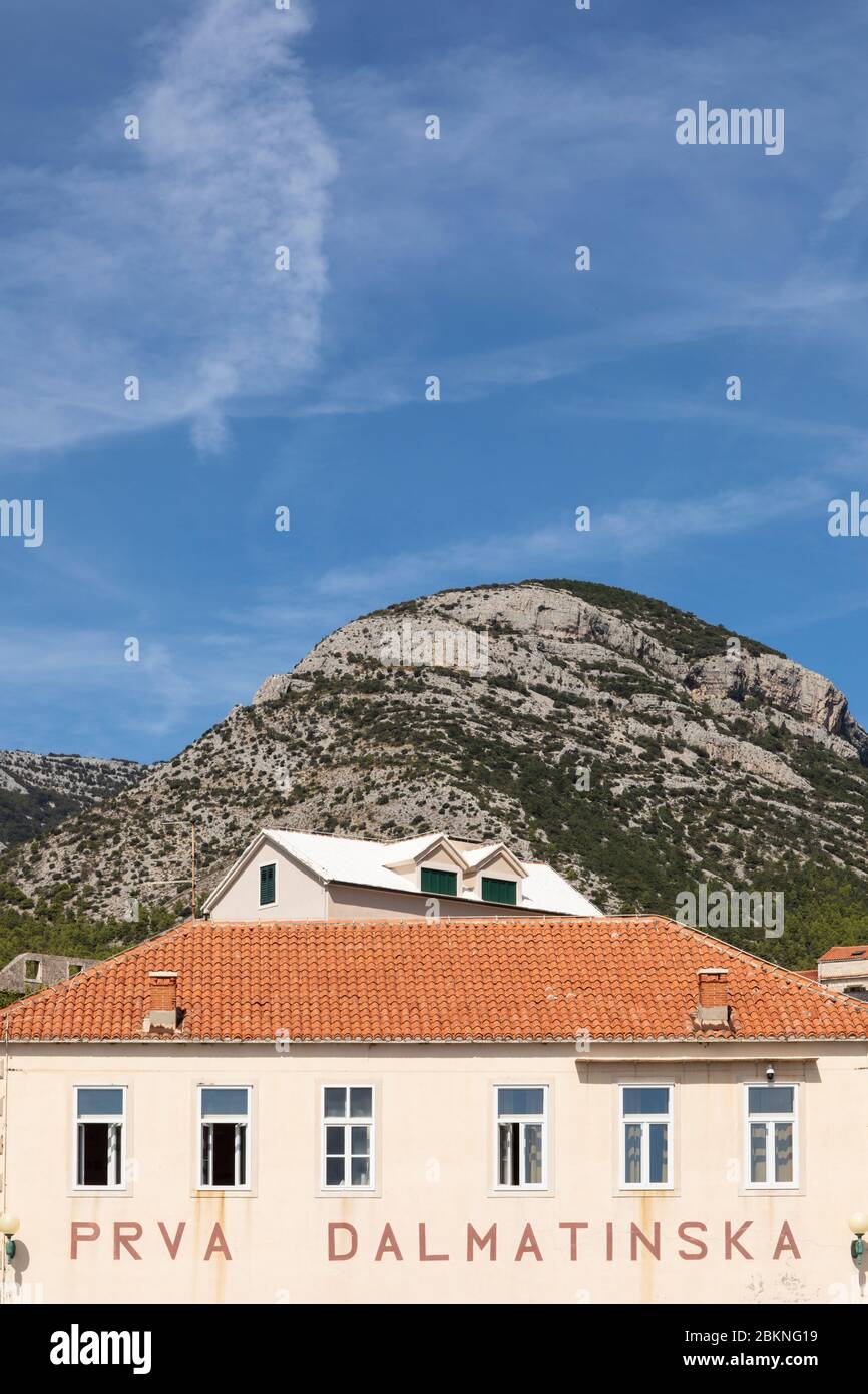 Bol, Kroatien, 10. September 2019. Die Außenseite der Stina Winery mit seinem Weinkeller in Dalmatien in der Nähe der Adriaküste auf der Insel Brac. Mediterran Stockfoto