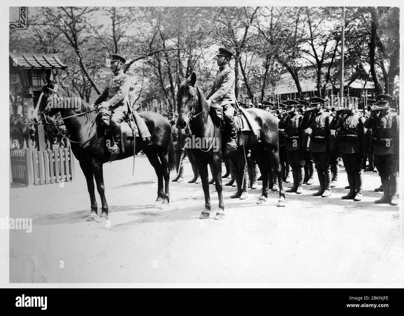 [ Japan der 1920er Jahre - Japanische Kaisergarde ] - Japanische Kaiserkräfte beten an einem schintoistischen Schrein in Tokio (神社参拝). Aus einem privaten Fotoalbum eines Mitglieds der japanischen Kaisergarde (近衛師団, Konoe Shidan), der zwischen 1928 (Showa 3) und 1930 (Showa 5) diente. Silberdruck mit Gelatine aus dem 20. Jahrhundert. Stockfoto